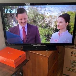 I am selling 2 tv’s they are both black